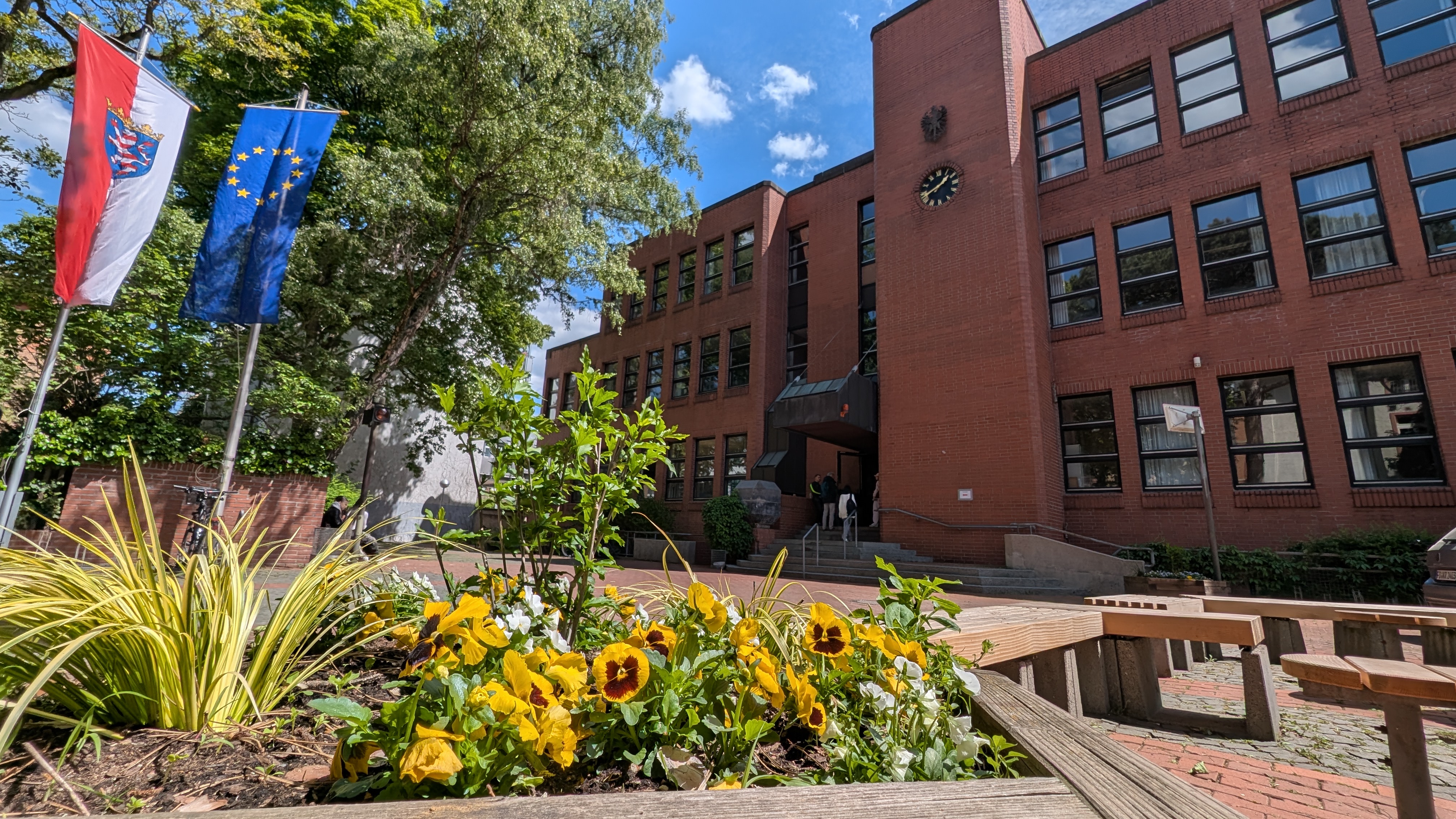 Schulgebäude Front- Spring